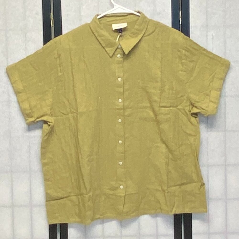 Universal Thread Short Cuff Sleeve Collared Button Front Light Shirt Olive NWT